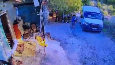 Serik ilçesinde bir baba, evinin önünde geri manevra yaptığı servis
