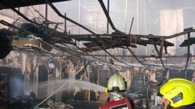 Germencik ilçesinde bulunan bir mobilya mağazasında, şimdiye kadar belirlenemeyen bir