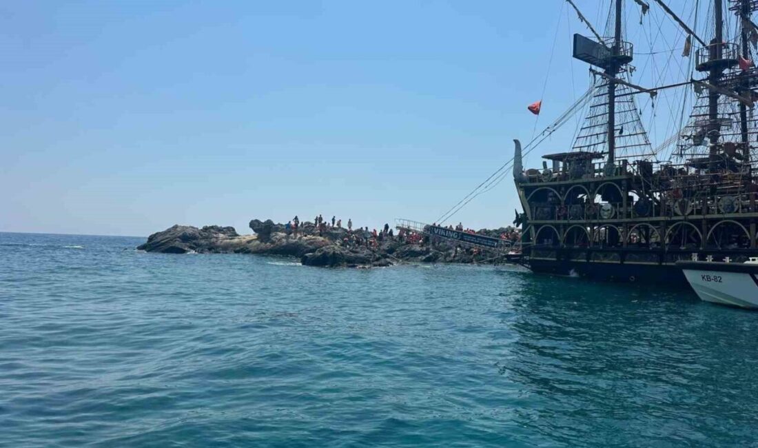 Muğla’nın Fethiye ilçesinde bir gezi teknesi su almaya başladığı için