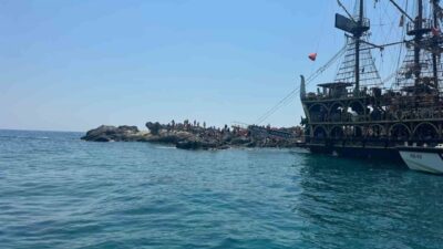 Muğla’nın Fethiye ilçesinde bir gezi teknesi su almaya başladığı için