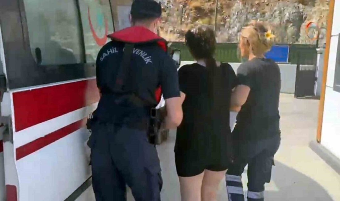 Muğla’nın Fethiye ilçesi açıklarında seyir halinde olan bir gezi teknesinde
