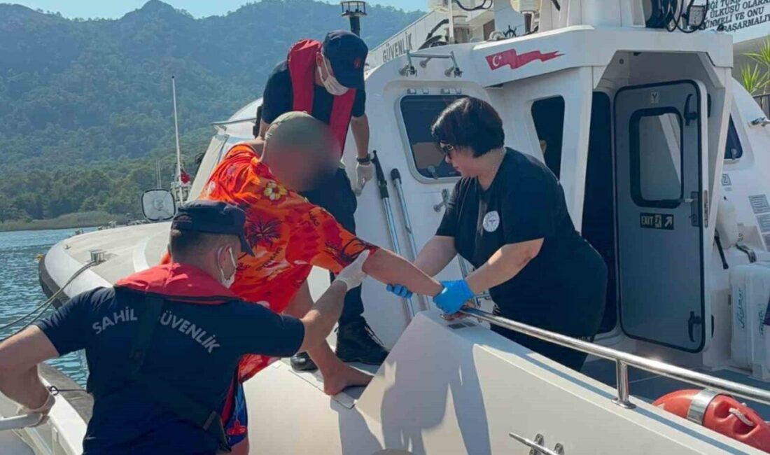 Muğla’nın Fethiye ilçesi açıklarında seyreden bir gezi teknesinde bir yolcu