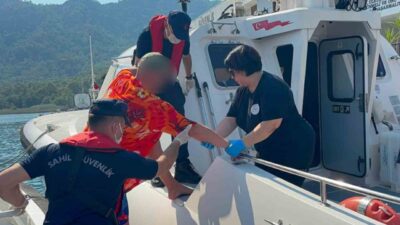 Muğla’nın Fethiye ilçesi açıklarında seyreden bir gezi teknesinde bir yolcu