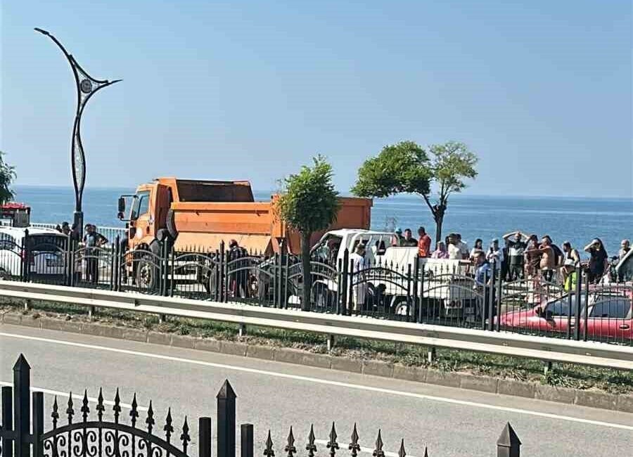 Giresun’da meydana gelen trafik kazasında, bir kamyonetin Karayolları’na ait kamyona