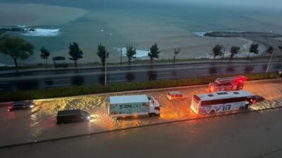 Giresun’da gecenin ilerleyen saatlerinde meydana gelen şiddetli yağışlar, Piraziz ilçesinde
