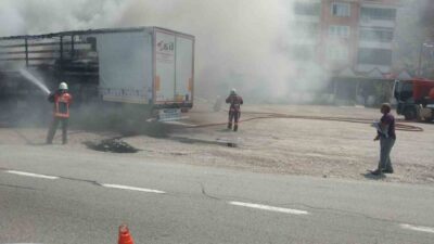 Giresun’da, bir tırın dorse kısmında çıkan yangın, itfaiye ekibinin müdahalesi