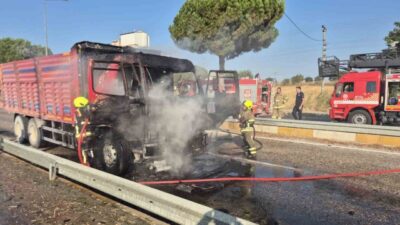 Balıkesir’in Gönen ilçesinde bir kamyon alev aldı ve itfaiye ekipleri