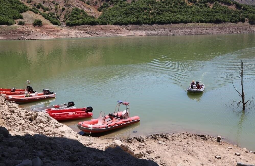 Uzunçayır Baraj Gölü’nde yapılan arama çalışmalarına katılan iki dalgıç, Gülistan