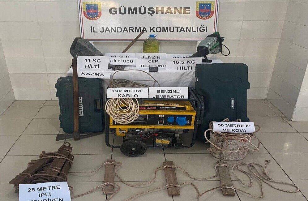 Gümüşhane’nin Şiran ilçesinde ormanlık alanda kaçak kazı yapan 3 kişi,