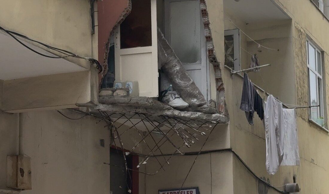 İstanbul’un Güngören ilçesinde, gece geç saatlerde 5 katlı bir binanın