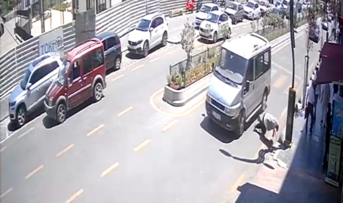 Karabük’te, bir yaya yolun karşısına geçmeye çalışırken hafif ticari araç