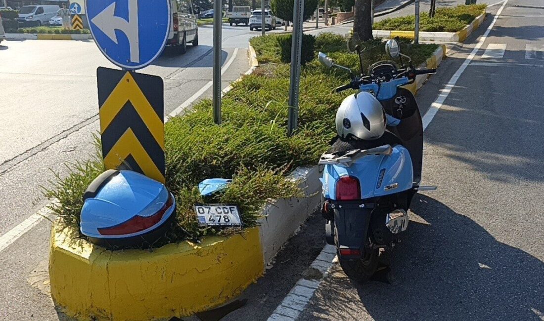Manavgat ilçesinde meydana gelen bir trafik kazasında motosiklet sürücüsü yaralandı.