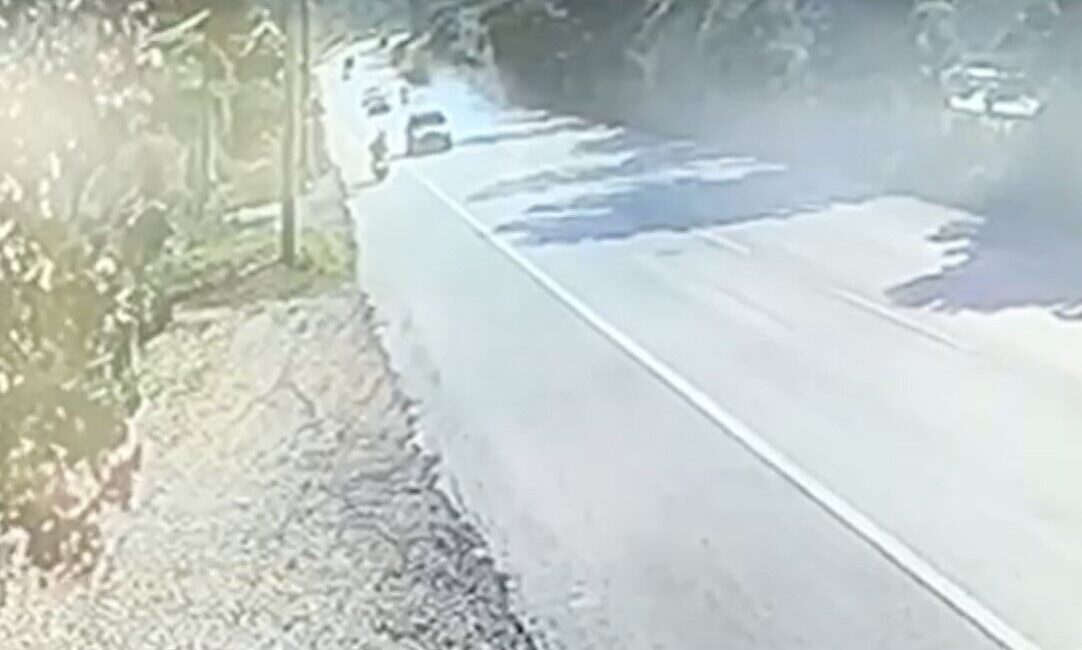 Sapanca ilçesinde meydana gelen trafik kazasında otomobil ile motosikletin çarpışması