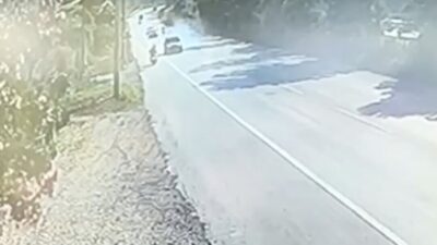 Sapanca ilçesinde meydana gelen trafik kazasında otomobil ile motosikletin çarpışması
