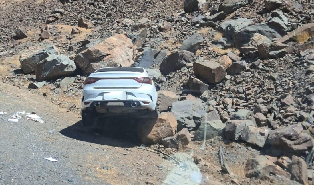 Hakkari-Çukurca karayolunda yaşanan trafik kazasında aynı aileden 3 kişi yaralandı.
