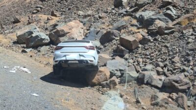 Hakkari-Çukurca karayolunda yaşanan trafik kazasında aynı aileden 3 kişi yaralandı.