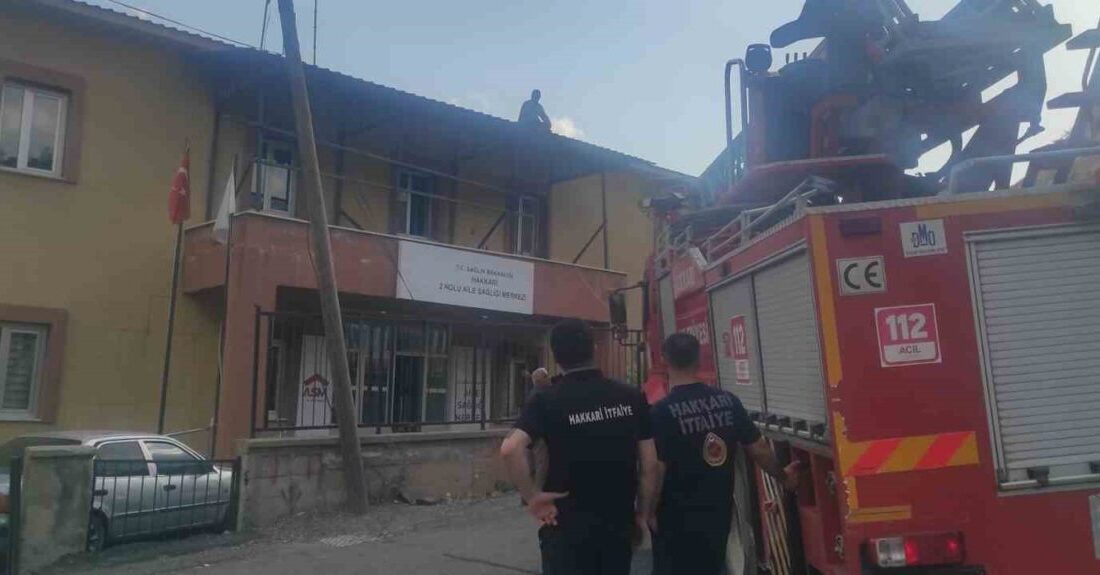 Hakkari ilinde bir binanın çatısında gerçekleştirilen onarım çalışması sırasında mahsur