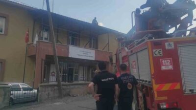 Hakkari ilinde bir binanın çatısında gerçekleştirilen onarım çalışması sırasında mahsur