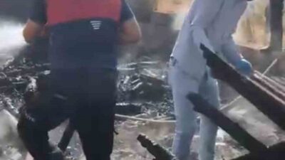 Hakkari’nın Yüksekova ilçesinde bulunan tek katlı bir ev, çıkan yangın