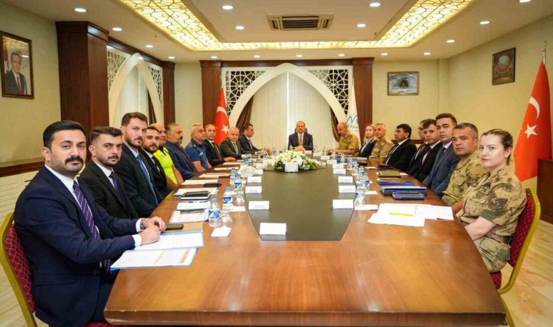 Hakkâri Valisi İbrahim Taşyapan başkanlığında düzenlenen asayiş toplantısında, il genelinde