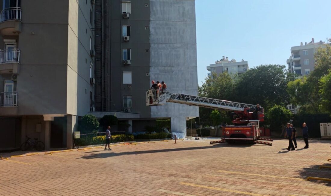 Muratpaşa ilçesinde bir binanın 10’uncu katında iskelenin halatının kopması sonucu