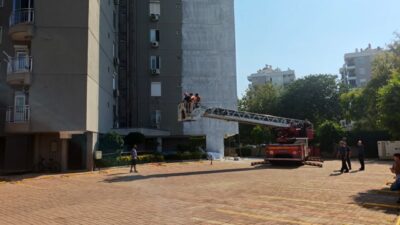 Muratpaşa ilçesinde bir binanın 10’uncu katında iskelenin halatının kopması sonucu