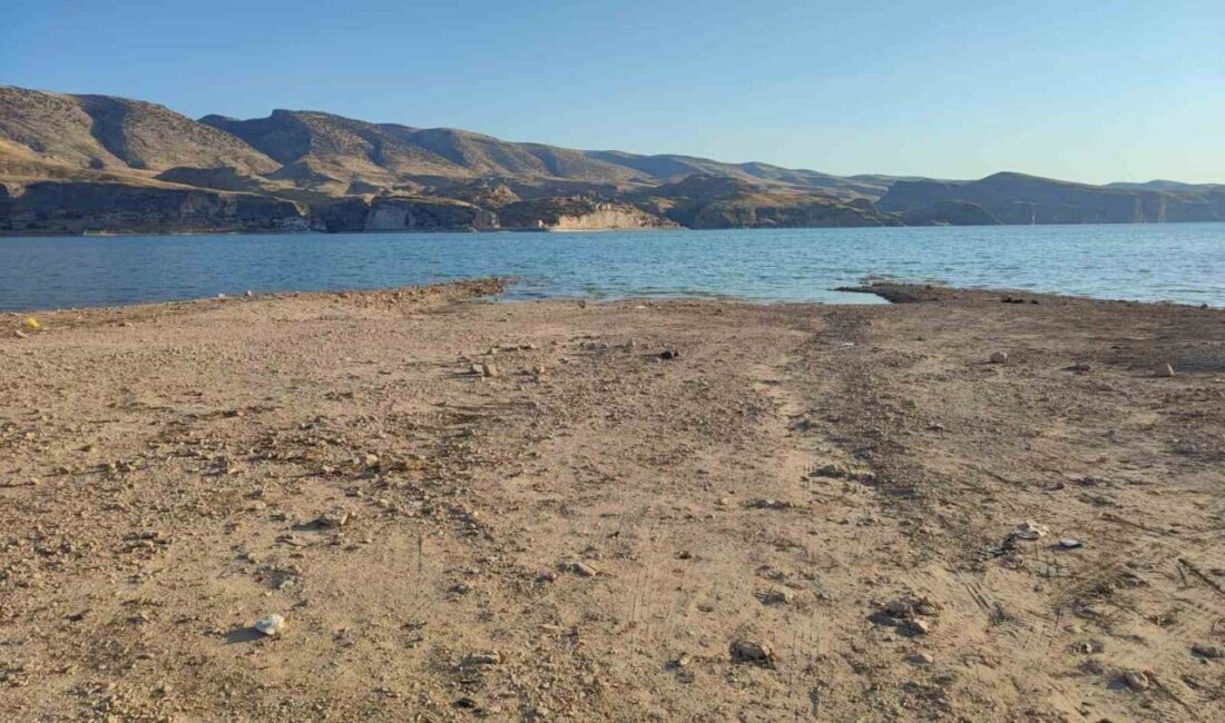 Hasankeyf ilçesine bağlı Batman’da, Ilısu Baraj Gölü havzasında bir kadının
