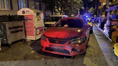 Bayrampaşa’da bir ambulans ile bir otomobilin çarpıştığı kaza sonucunda ambulans