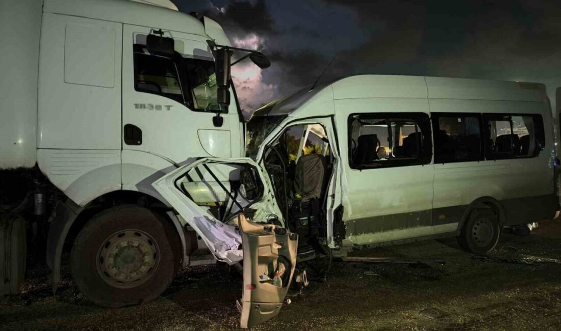 Hatay’da, Erzin-Ceyhan kara yolu Burnaz mevkiinde meydana gelen trafik kazasında,