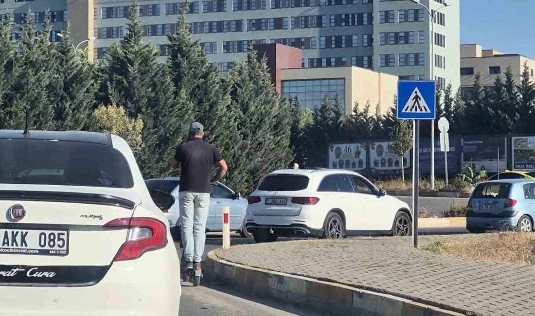 Eskişehir’de, cep telefonuyla görüşme yaparken diğer eliyle e-skuter kullanan sürücünün