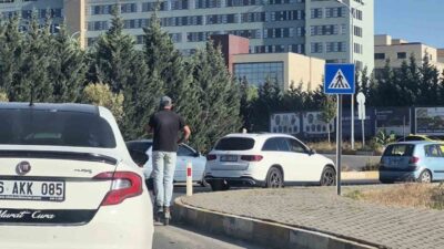 Eskişehir’de, cep telefonuyla görüşme yaparken diğer eliyle e-skuter kullanan sürücünün
