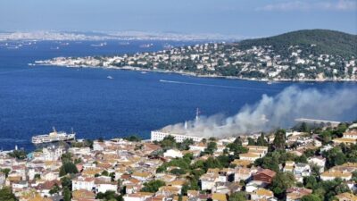 Heybeliada Deniz Harp Okulu’nda meydana gelen yangın, ekiplerin hızlı müdahalesiyle