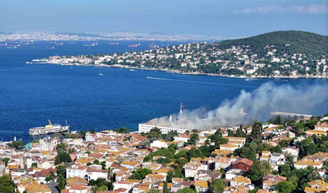 Heybeliada Deniz Harp Okulu’nun çatısında sürdürülen restorasyon çalışmaları sırasında meydana