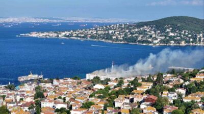 Heybeliada Deniz Harp Okulu’nun çatısında sürdürülen restorasyon çalışmaları sırasında meydana