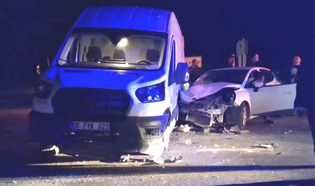 Kütahya’nın Hisarcık ilçesinde meydana gelen trafik kazasında otomobil ile minibüsün