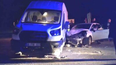 Kütahya’nın Hisarcık ilçesinde meydana gelen trafik kazasında otomobil ile minibüsün