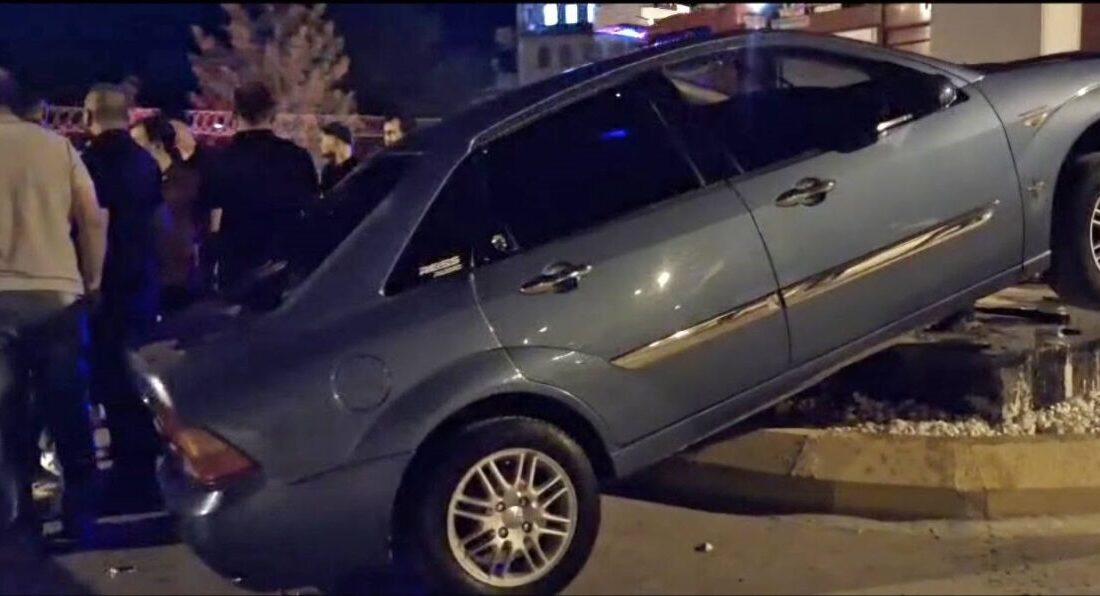Hisarcık ilçesinde meydana gelen trafik kazasında sürücü, otomobilinin orta refüje