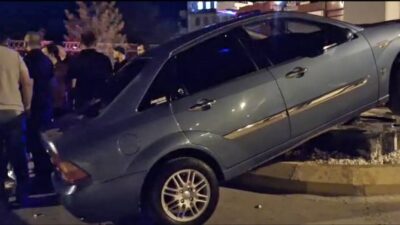 Hisarcık ilçesinde meydana gelen trafik kazasında sürücü, otomobilinin orta refüje