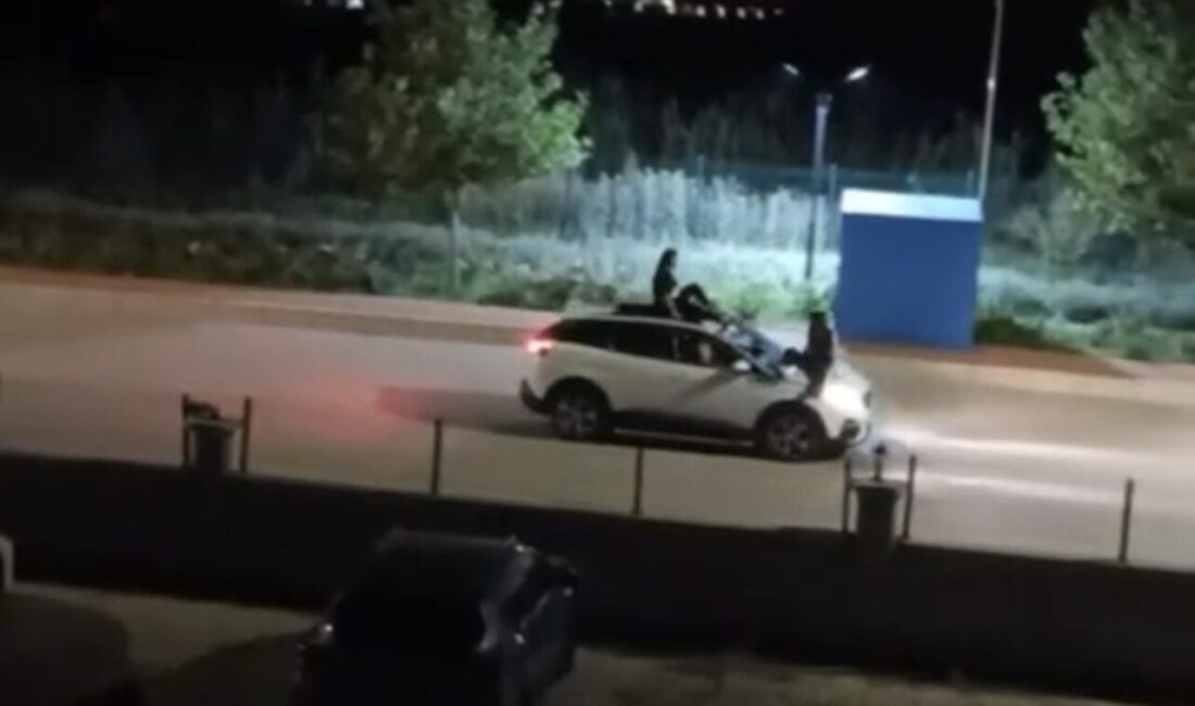 Elazığ’da bir otomobilin kaputunda ve tavanında seyir halinde tehlikeli bir