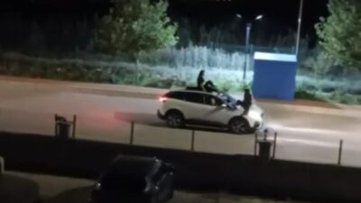 Elazığ’da bir otomobilin kaputunda ve tavanında seyir halinde tehlikeli bir