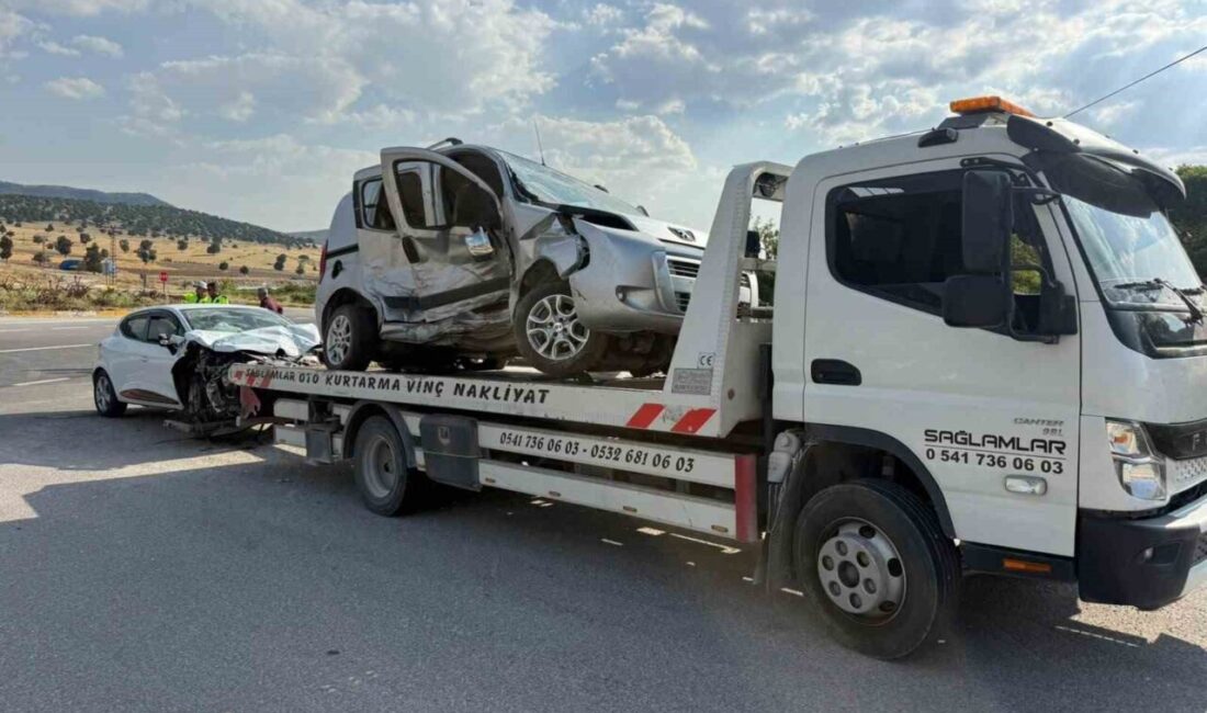Afyonkarahisar’ın Emirdağ ilçesinde meydana gelen trafik kazasında 2 aracın çarpışması