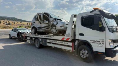 Afyonkarahisar’ın Emirdağ ilçesinde meydana gelen trafik kazasında 2 aracın çarpışması