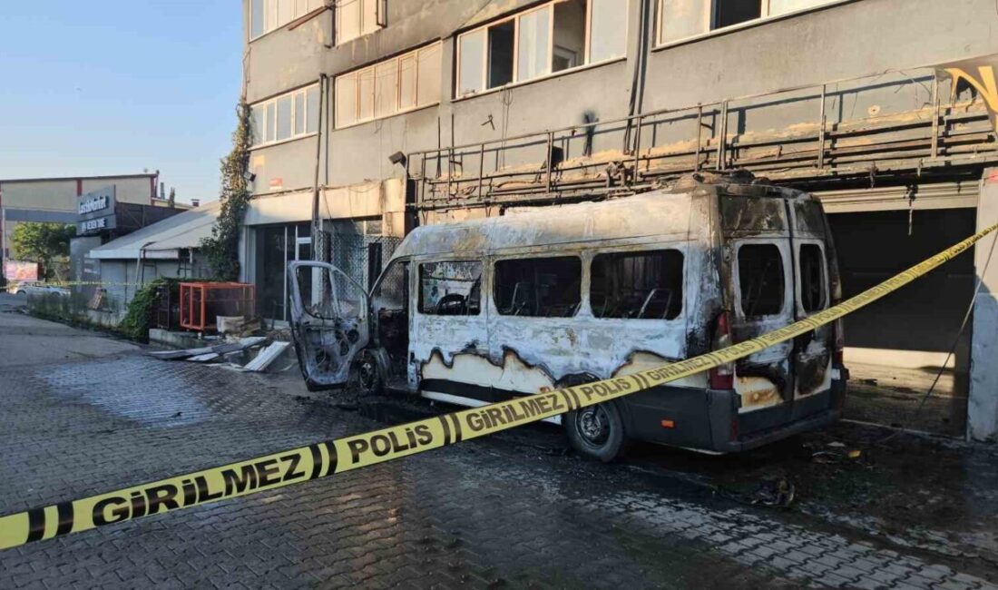 İkitelli İsteks Sanayi Sitesi’nde bir minibüsün alev almasıyla çıkan yangın,