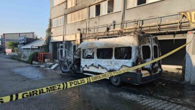 İkitelli İsteks Sanayi Sitesi’nde bir minibüsün alev almasıyla çıkan yangın,