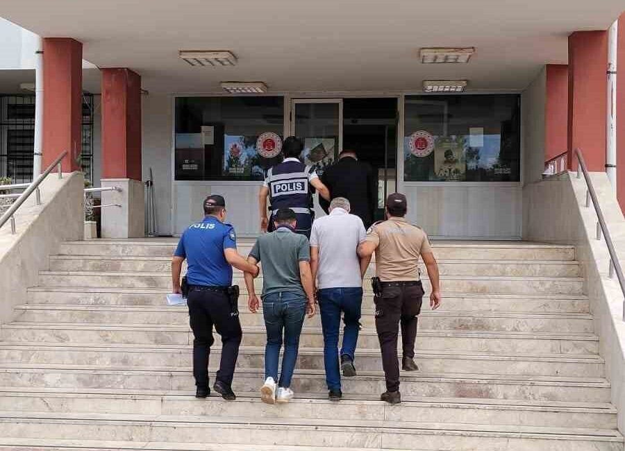 Adana’nın İmamoğlu ilçesinde polis ekipleri tarafından gerçekleştirilen uyuşturucu operasyonunda 2