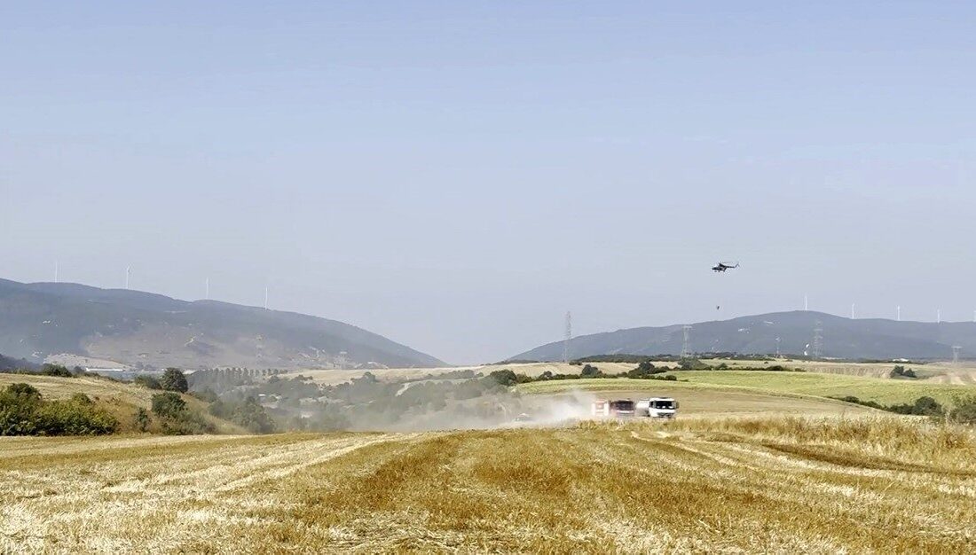 İnegöl ilçesindeki ormanlık alanda çıkan yangına hem havadan hem de
