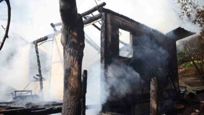 Bursa’nın İnegöl ilçesindeki bir yangında bir baraka tamamen yanarak kullanılamaz