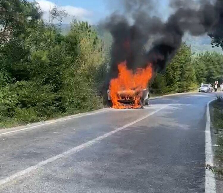 Bartın’ın Gürgenpınarı mevkiinde seyir halindeki bir otomobil, henüz bilinmeyen bir
