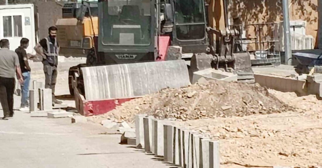 Adıyaman’ın Gölbaşı ilçesinde bir işçi, silindirin çarpması sonucu yaralandı. Gölbaşı