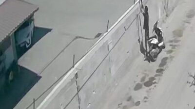 Adana’da bir suçlu, gündüz vakti motosikletle dolaşarak duvardaki internet kablolarını